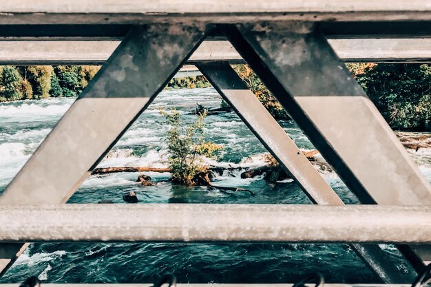Фото Высокоугольный вид моста в воде