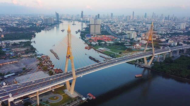 写真 市内の川を越えた橋の高角度の景色