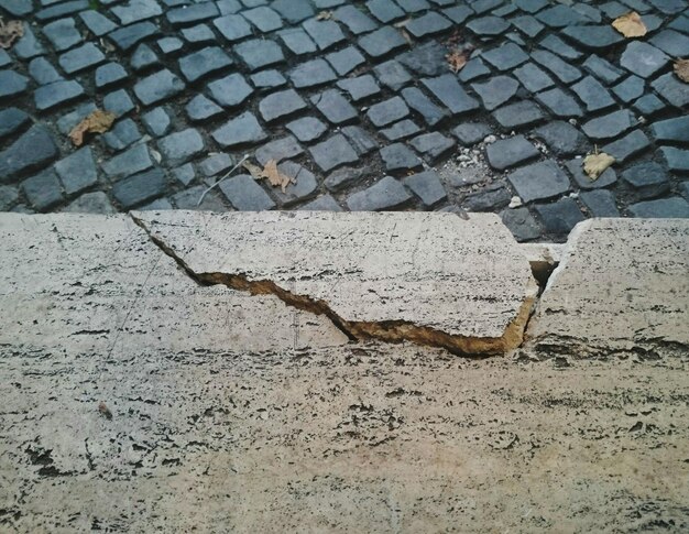 Фото Высокоугольный вид на сломанный тротуар