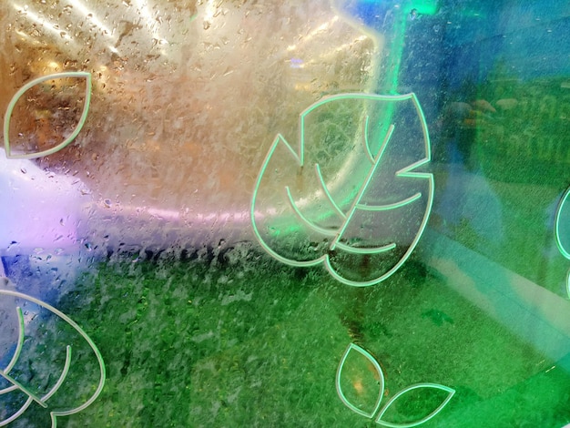 写真 湿ったガラスの泡の高角度のビュー