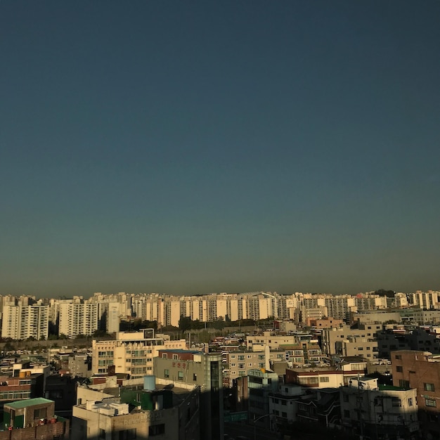 写真 明るい空に照らされた建物の高角度の景色