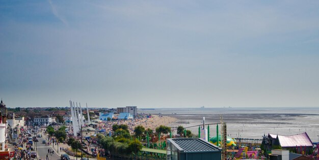 写真 空に照らされた建物と海の高角度の景色