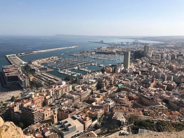 写真 空に照らされた建物と海の高角度の景色