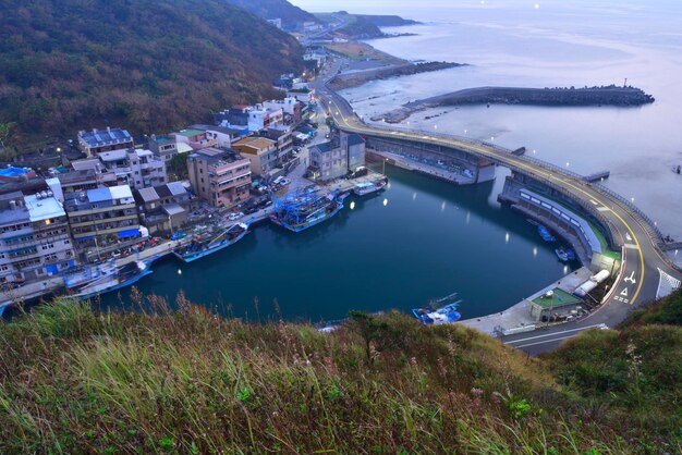 写真 空に照らされた建物や木の高角度の景色