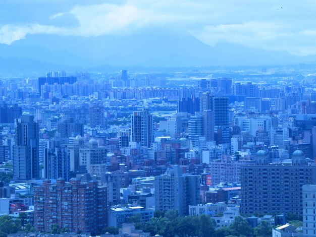 写真 空に向かって都市の建物の高角度のビュー