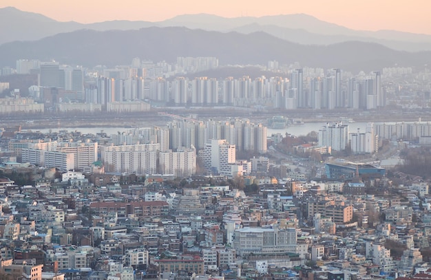 写真 空に向かって都市の建物の高角度のビュー