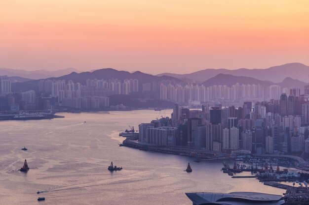 写真 夕暮れ中の街の建物の高角度の景色