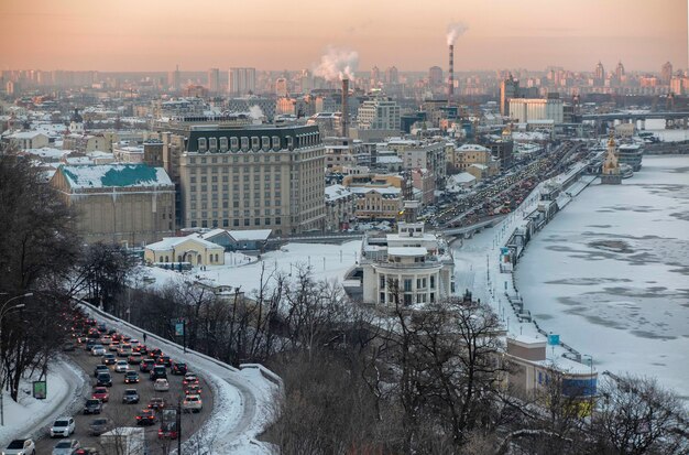 Фото Высокоугольный вид зданий в городе зимой