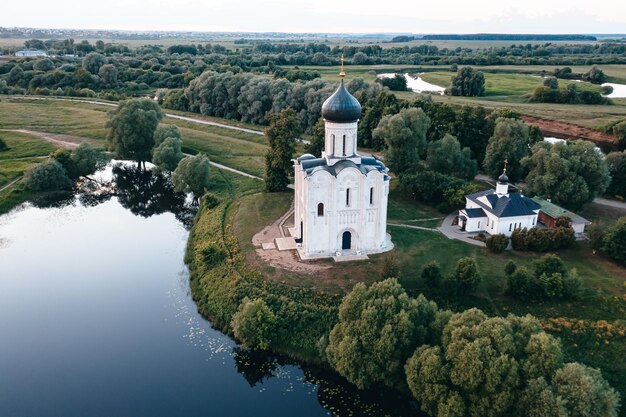 Фото Высокоугольный вид зданий в городе