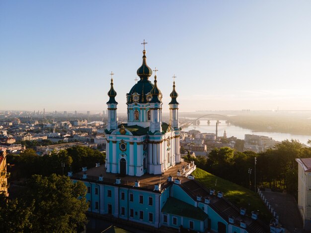 Фото Высокоугольный вид зданий в городе