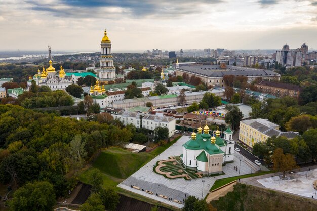 Фото Высокоугольный вид зданий в городе