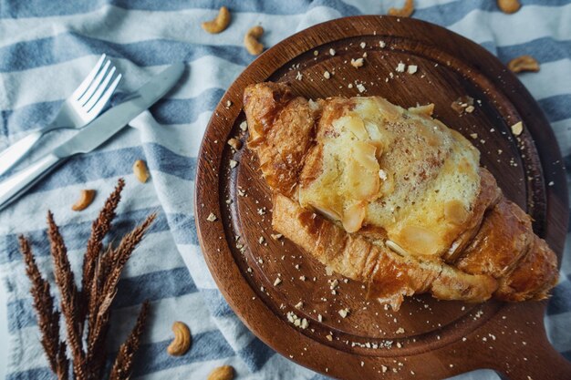 写真 テーブルの上の皿のケーキの高角度のビュー