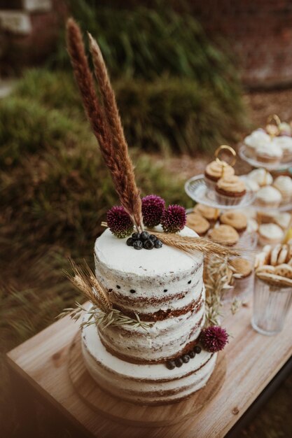 Фото Высокоугольный вид торта на столе с дикими цветами