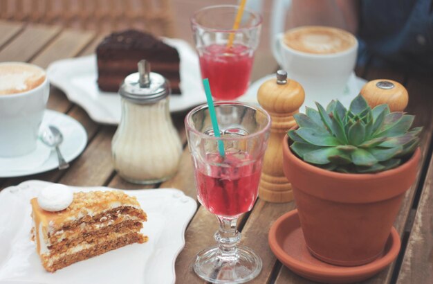 写真 テーブルの上で飲み物を飲むケーキの高角度のビュー