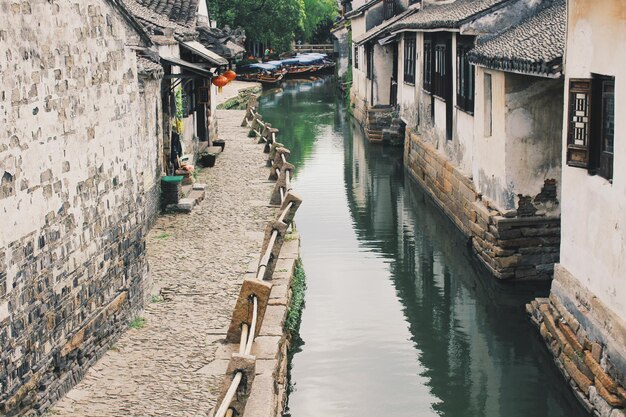 写真 建物に沿った運河の高角度の景色