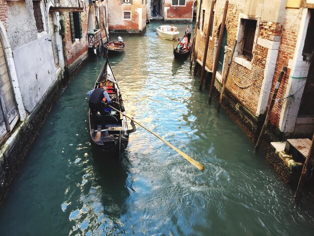 写真 建物の中の運河の高角度の景色