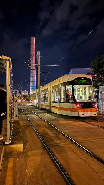 写真 鉄道駅のプラットフォーム上の車の高角度のビュー