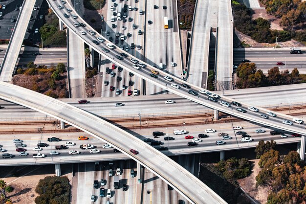 写真 高架道路で移動する車の高角度の視点