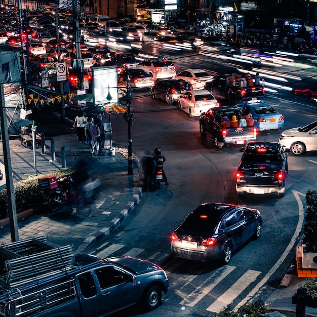 写真 夜の道路での車の高角度の視点