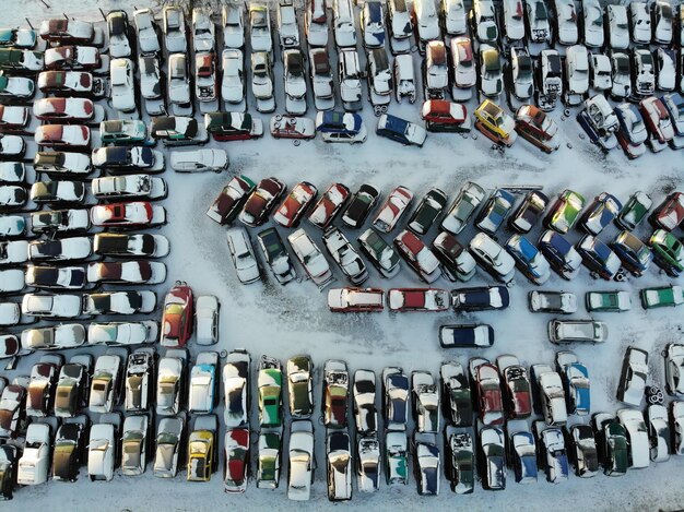 写真 雪に覆われた道路に駐車した車の高角度の景色