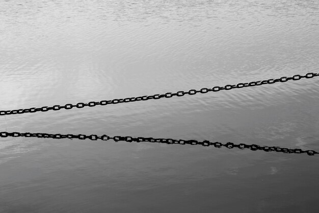 Фото Высокоугольный вид цепи на озере
