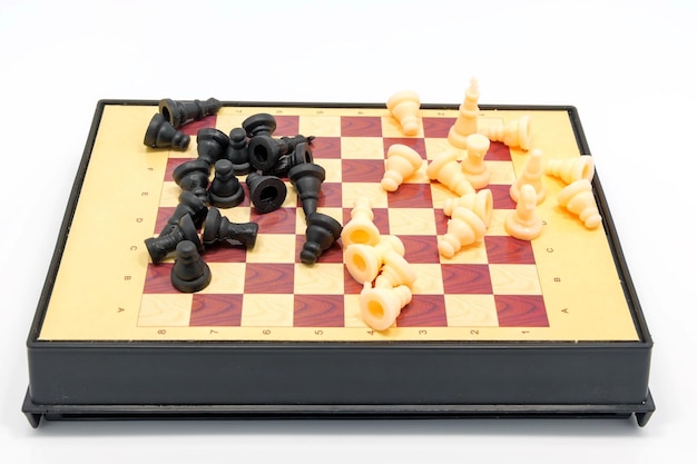 Фото Высокоугольный вид шахматной доски и фигур на белом фоне