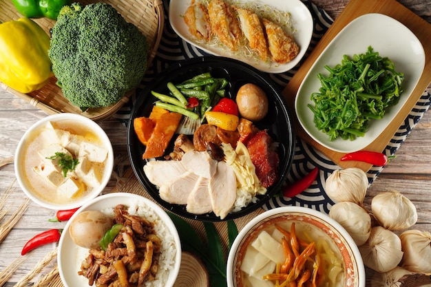 사진 식탁 에 있는 중국 음식 의 높은 각도 시상