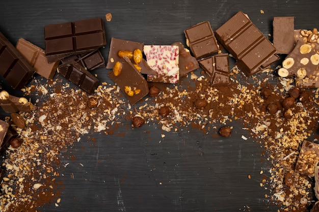 Фото Высокоугольный вид шоколада на столе
