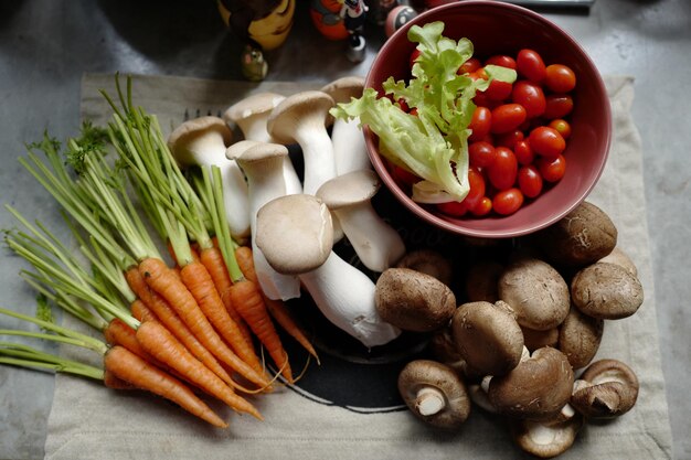 写真 テーブルの上にある鉢に切った野菜の高角度の景色