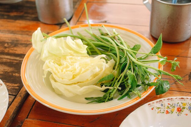 写真 鉢に切った野菜の高角度の眺め