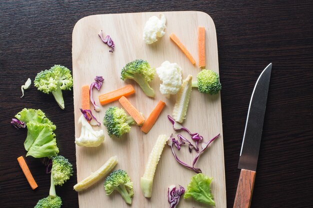 写真 切り板の上で切った野菜を高角度で眺める