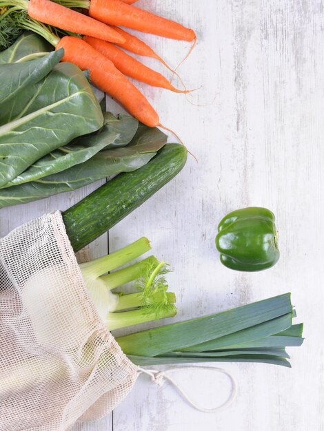 写真 テーブルの上で切った野菜の高角度の景色