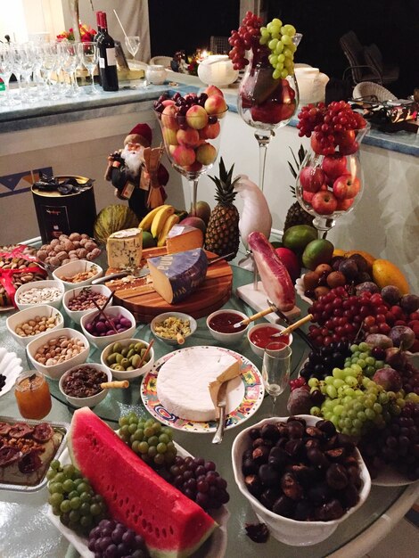 写真 テーブルの上の果物と野菜のクリスマス祭りの高角度のビュー
