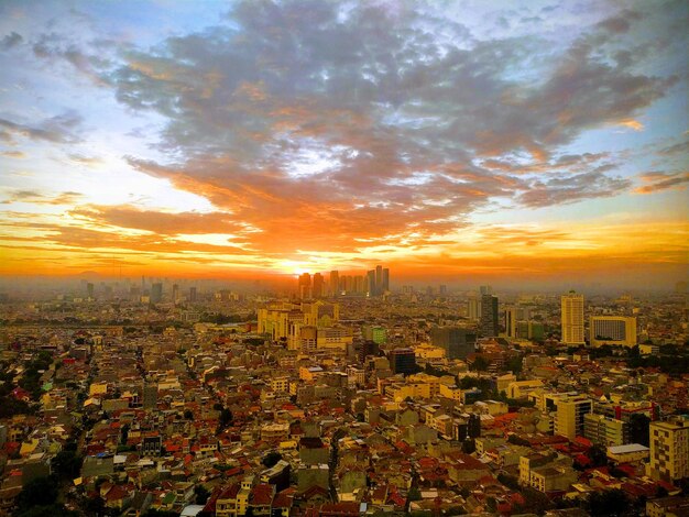 写真 夕暮れの空を背景にした都市の高角度の景色