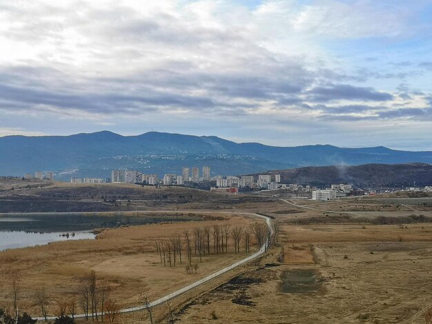 Фото Высокоугольный вид города на небо