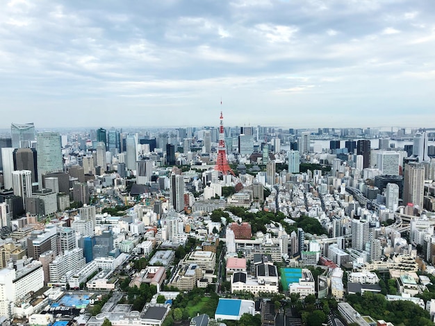 写真 空に向かって都市の建物を高角度で眺める