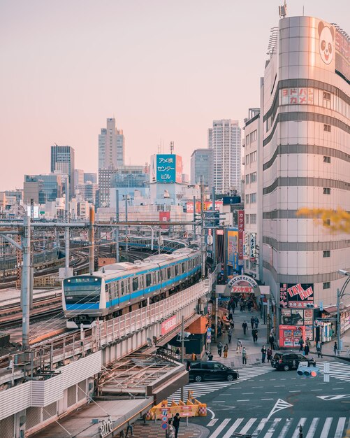 写真 都市の建物と通りを高角度で眺める