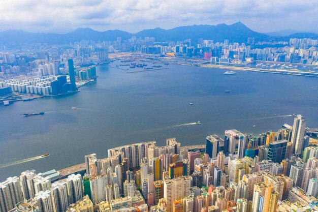 写真 空と対照的に海から街の高角度の景色