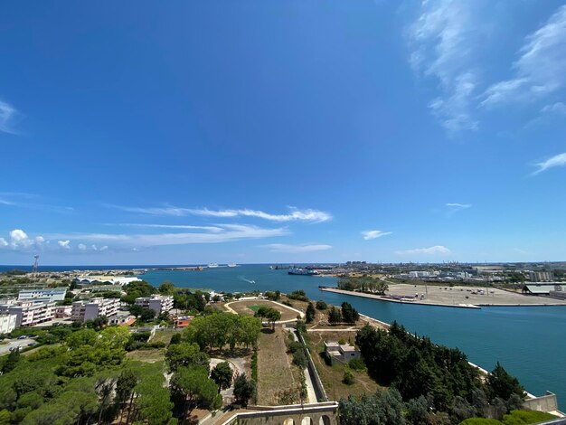 写真 空と対照的に海から街の高角度の景色