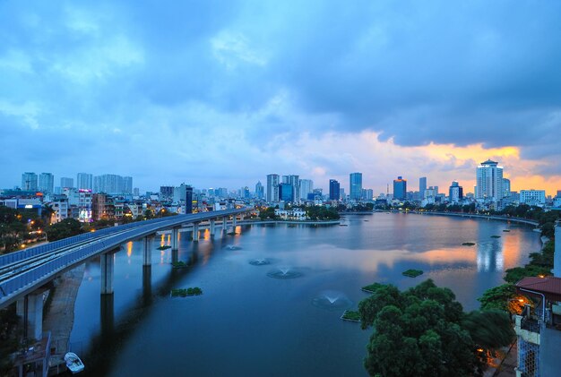 写真 雲の空に照らされた街の高角度の景色