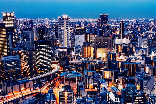 写真 夜に照らされた街の高角度の景色