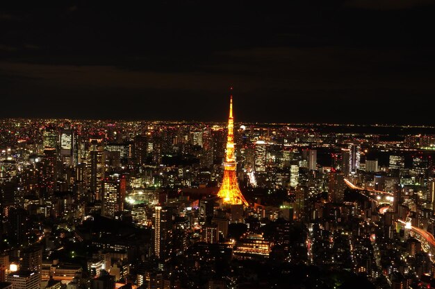 写真 夜に照らされた街の高角度の景色