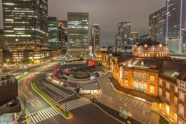 写真 夜に照らされた街の高角度の景色