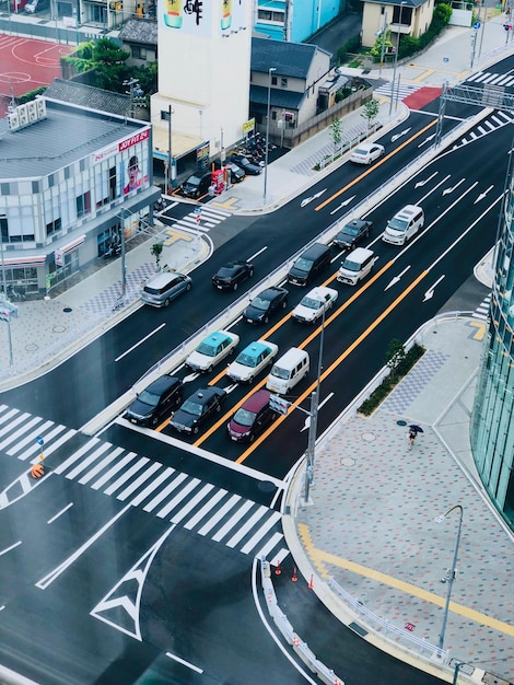 写真 ガラスの窓から見える街の高角度の景色