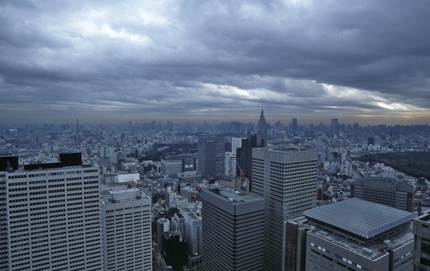 写真 夕暮れの雲の空に照らされた都市風景の高角度の景色