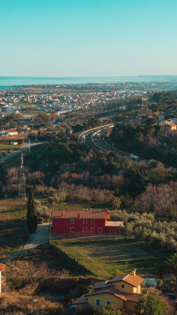 写真 空に照らされた都市景色の高角度の景色