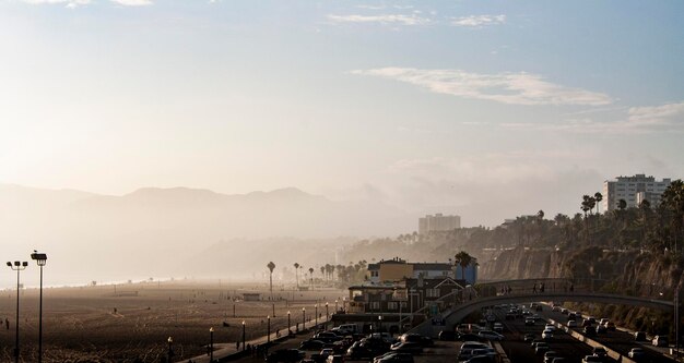 写真 空に照らされた都市景色の高角度の景色