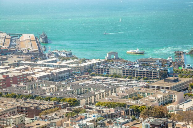 写真 空と対照的に海から見た都市風景の高角度の景色