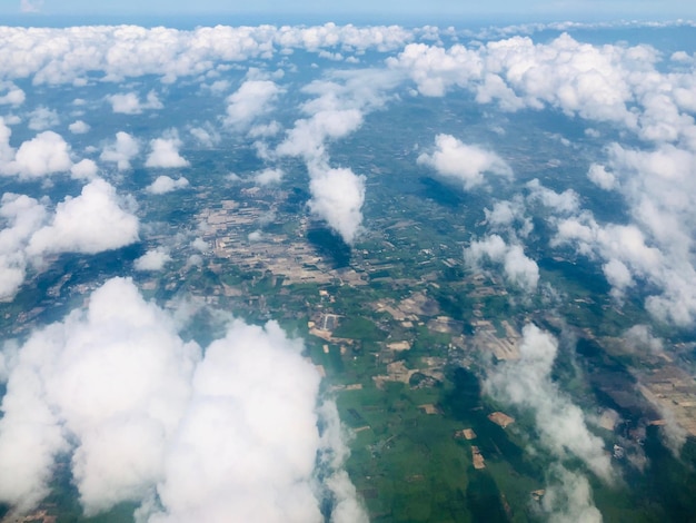 写真 空の向こうの雲の高角度の景色