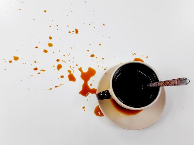 Фото Высокоугольный вид чашки с кофе на белом фоне